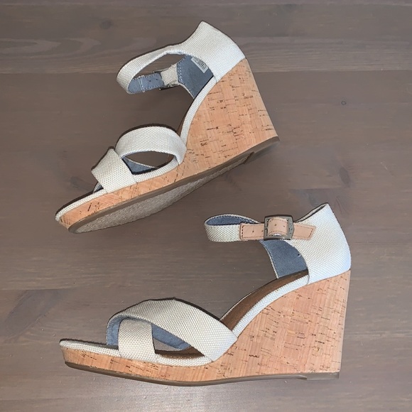 Toms Shimmery Cream and Tan Wedge Sandals - Women’s Size 8 - Picture 4 of 7